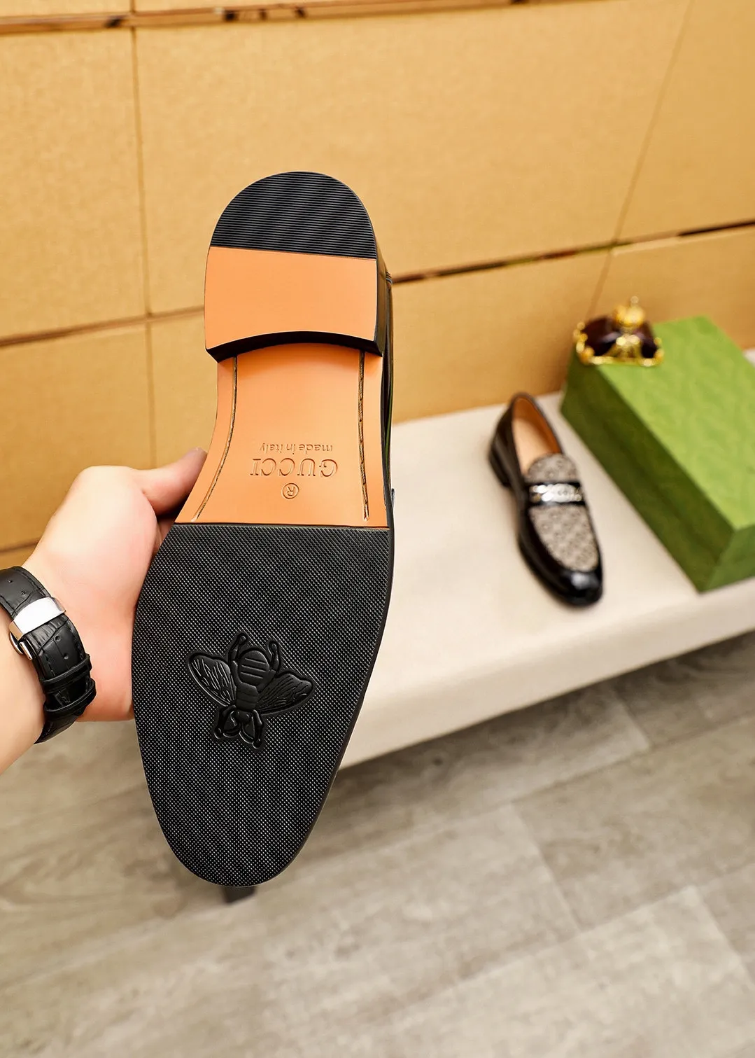 Men's shoes 💰460 💐 Product trademark: GUCCI "Gucci" casual leather shoes Regular size: 38-44 (45.46.47🉑️customized) Product materials: Selected imported first-layer calfskin upper + classic hardware buckle, imported cowhide leather lining. Strong three-dimensional visual effect, combined outsole Color: 1⃣️color optional